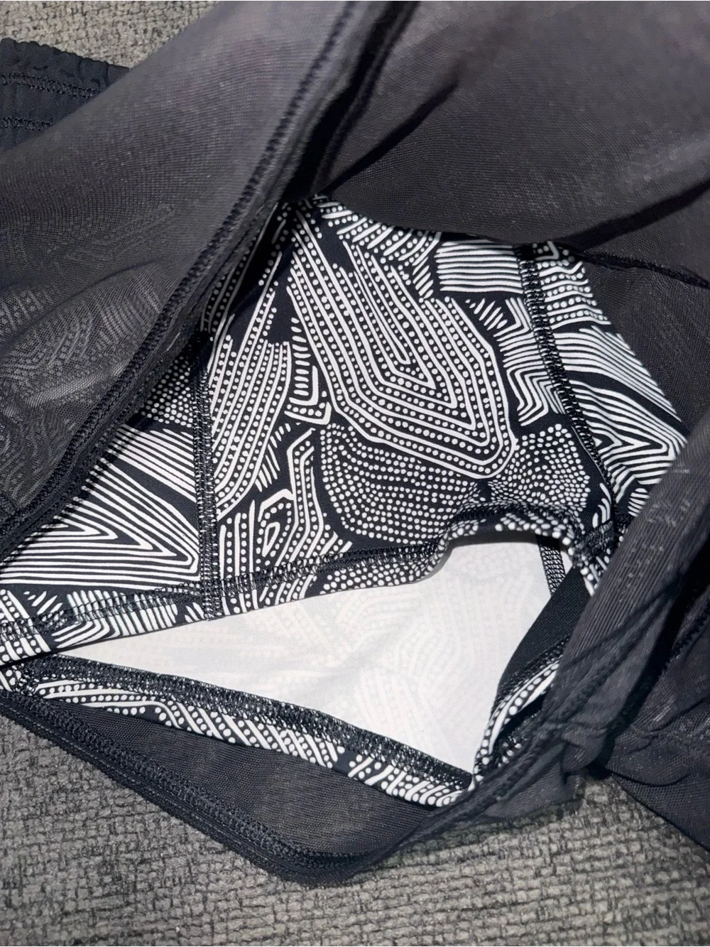 Lululemon City Sky Run By Short Mesh Black Dottie Tribe Size 4 EUC